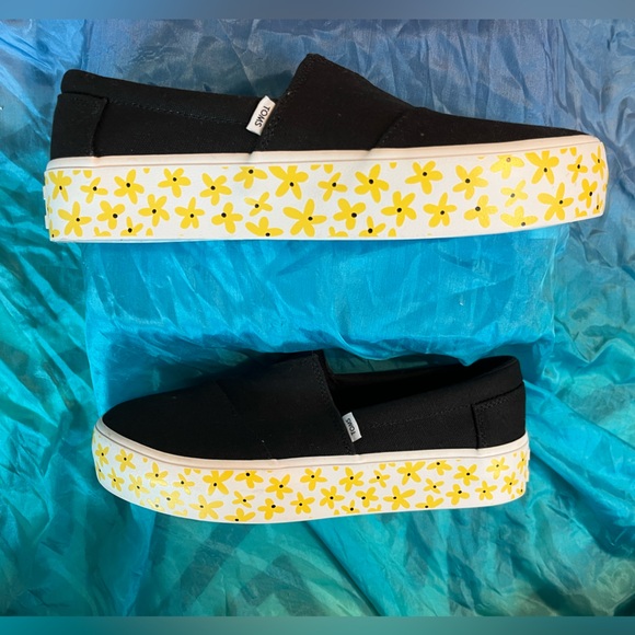 Toms Fenix Platform black with yellow floral platform 8.5 NWT - Picture 9 of 11